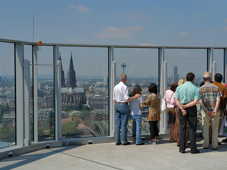 Besucher gucken auf den Kölner Dom - Nordrhein-Westfalen (Köln)