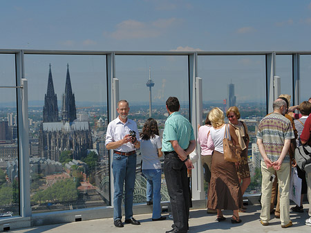 Foto Besucher gucken auf den Kölner Dom