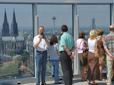 Fotos Besucher gucken auf den Kölner Dom
