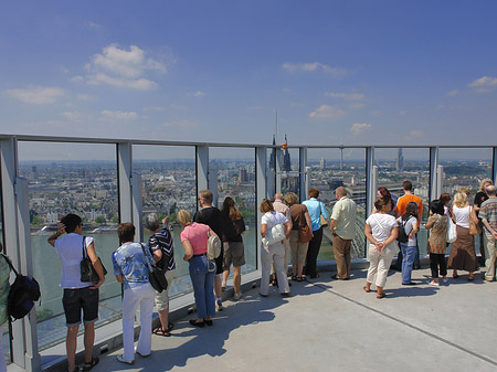 Besucher gucken auf Köln