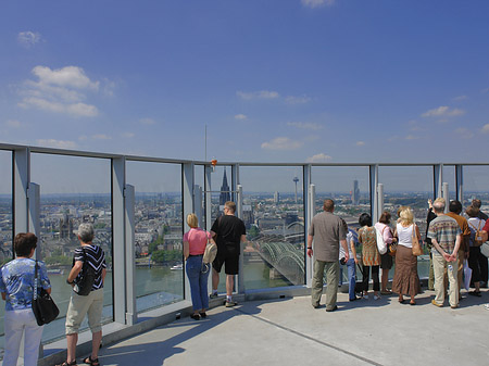 Besucher gucken auf Köln Foto 