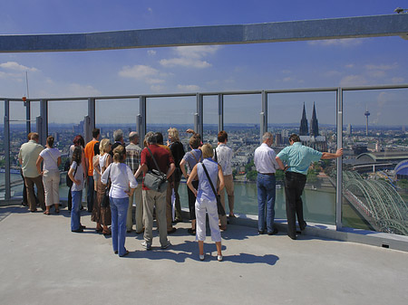 Besucher gucken auf Kölner Dom und Hohenzollernbrücke Fotos