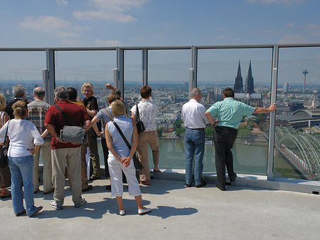 Fotos Besucher gucken auf Kölner Dom und Hohenzollernbrücke | Köln
