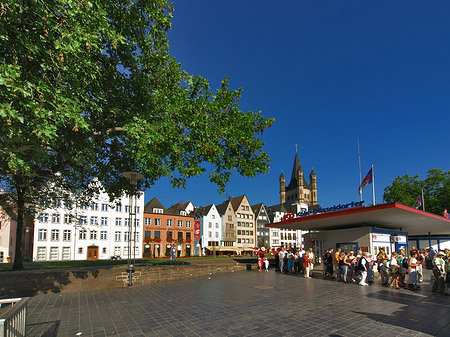 Schlange stehen für Köln-Düsseldorfer - Nordrhein-Westfalen (Köln)