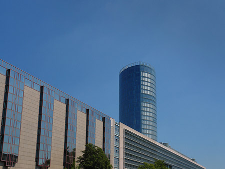 Triangelturm hinter Häusern