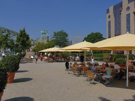 Schirme auf der Urbanstraße - Nordrhein-Westfalen (Köln)